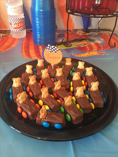 Hot Wheel Food Ideas, Diy Hot Wheels Birthday Decorations, Hot Wheel 2nd Birthday, Hot Wheels Party Snacks, Hot Wheels Birthday Food Ideas, Hot Wheels Cake Diy, Hot Wheels Birthday Food, Hot Wheels Food Ideas, Hot Wheels Birthday Party Games