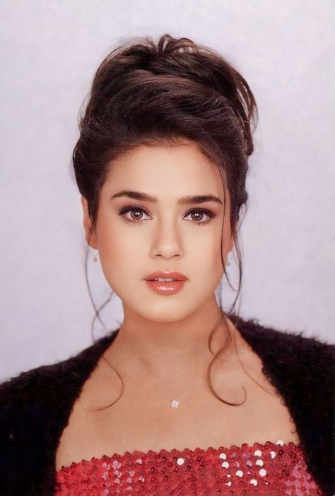 Priti Zinta 90s Outfit, 50s Bollywood Actress, Preity Zinta Aesthetic, Preity Zinta 90s, Priti Zinta, 90s Models Aesthetic, Preeti Zinta, Anushka Pics, Pretty Zinta