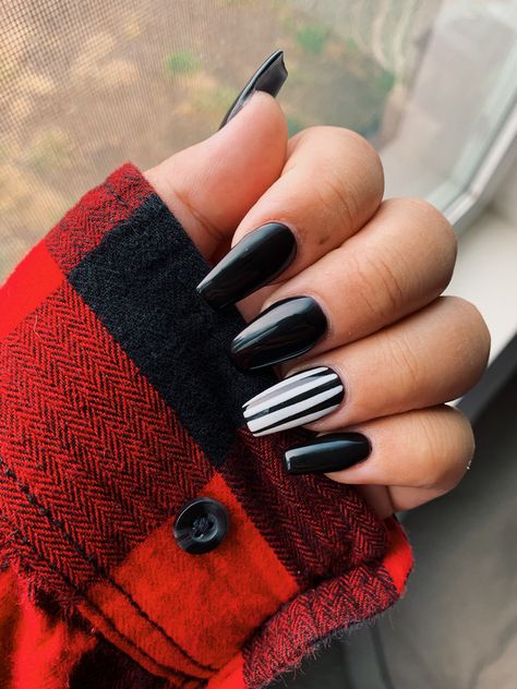 Red And White Striped Nails, Black Stripe Nails, Black Coffin Shaped Nails, Black White Stripe Nails, Witchy Nails Coffin Shape, Punk Rock Nails Designs, Pinstripe Nails, Black And White Stripe Nails, Black And White Manicure