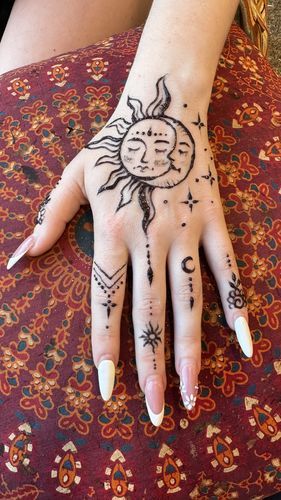 Henna Temporary Tattoo, Henna Nature Designs, Moon And Sun Henna, Henna On Face, Jagua Gel Tattoo, Knee Henna, Hippie Henna Designs, Face Henna, Cool Henna Tattoos