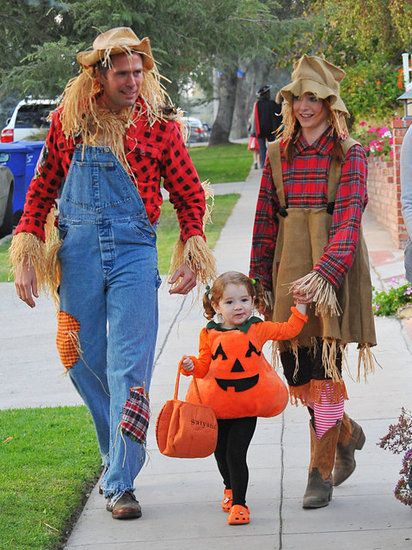 : Alyson Hannigan and her husband, Alexis Denisof, got into the spirit as scarecrows with their daughter as a pumpkin in LA in 2011. Alison Hannigan, Halloween Costumes Pictures, Halloween Costume Design, Cute Couples Costumes, Diy Couples Costumes, Scarecrow Costume, Diy Kostüm, Celebrity Halloween Costumes, Diy Halloween Costume