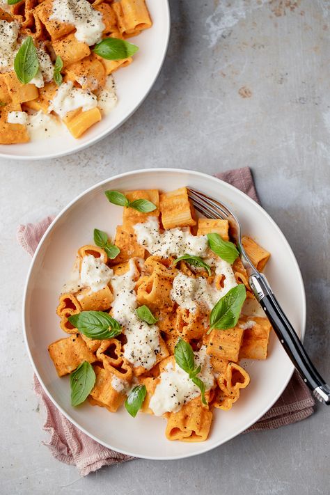 This Roasted Capsicum Pasta utilises a jar of chargrilled peppers, meaning you can whip up the sauce in the time it takes for the pasta to cook! A quick and easy but incredibly delicious dish, one that is easily customisable and can be enjoyed hot or cold. Roast Capsicum Pasta Sauce, Capsicum Pasta, Roasted Capsicum, What Is For Dinner, Olive Oil Pasta, Pasta Noodle Recipe, Homemade Condiments, Pasta Pasta, Homemade Pasta