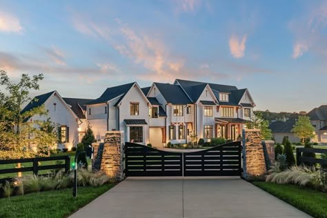 Cool Big Houses, White House Backyard, Big Farmhouse Exterior, Beautiful Big Houses, Farmhouse Mansion Exterior, Modern Farmhouse Mansion, Giant Farmhouse, Big Country House, Farmhouse Mansion