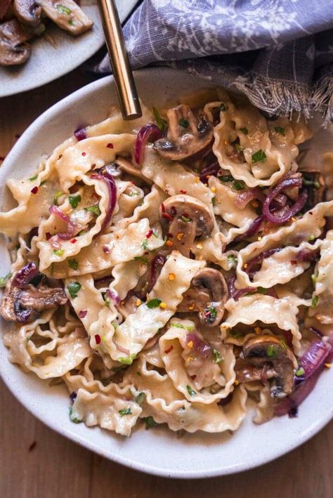 Onion Mushroom Pasta, Caramelized Onion Pasta, Red Onion Gravy, Pasta With Mushrooms, Onion Pasta, Red Onion Recipes, Roasted Red Pepper Pasta, Caramelised Onion, Avocado Pasta