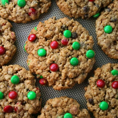 Christmas M&ms, Oats Chocolate, Quaker Oats, Peanut Butter Roll, Peanut Butter Oatmeal Cookies, Peanut Butter Oatmeal, Pumpkin Spice Cupcakes, Cookies Recipes Christmas, Oatmeal Cookies