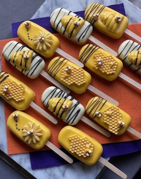 Bee Cake Pops, Popsicles Cake, Bee Cake, Winnie The Pooh Cake, Cake Pop Decorating, Bee Birthday Party, Bee Cakes, Bee Baby Shower Theme, Chocolate Covered Treats