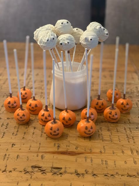 Jack O Lantern Cake Pops, Mummy Cake Pops, Cake Pops Halloween Cakepops, Halloween Cakepops Ideas, Spooky Cake Pops, Spider Cake Pops, Halloween Cakepops, Halloween Baking Recipes, Jack O Lantern Cake