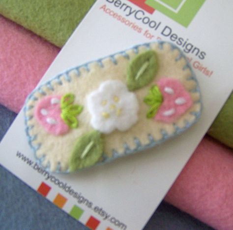 Button Projects, Felt Food Diy, Felt Crafts Patterns, Strawberry Garden, Handmade Stuffed Animals, Felt Hair Clips, Hair Clips Diy, Cute Sewing Projects, Handmade Hair Clip