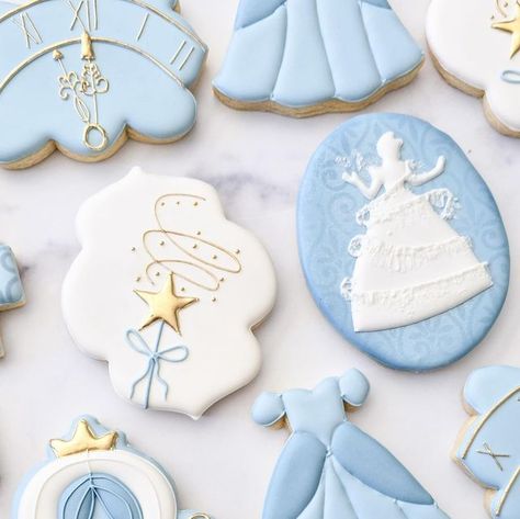 𝑭𝒓𝒂𝒏𝒄𝒆𝒔𝒄𝒂'𝒔 𝑭𝒓𝒐𝒔𝒕𝒊𝒏𝒈 on Instagram: "As a mom of 2 boys I jump at the chance to create princess themes like this 😂 This Cinderella theme was so fun 🩵  Inspired by @littlehillcookieco @sonjas.cookie.jar and @confettiyeticookies" Cinderella Carriage Cookies, Cinderella Cookies Royal Icing, Cinderella Decorated Cookies, Cinderella Sugar Cookies, Cinderella Cookies Decorated, Disney Cookies Decorated, Disney Sugar Cookies, Fairytale Cookies, Princess Sugar Cookies