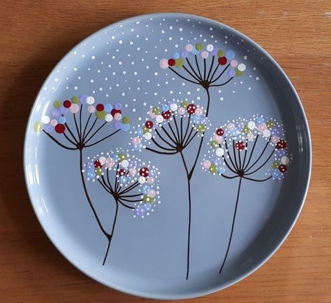 Plate Design Ideas Pottery Painting, Painted Clay Plates, Easy Ceramic Plate Painting Ideas, Paint A Plate Ideas Easy, Clay Cafe Painting Ideas Plates, Easy Painting Pottery Ideas, Plate Painting Ideas Diy Easy, Painted Pottery Ideas Easy, Painted Ceramic Plates Ideas