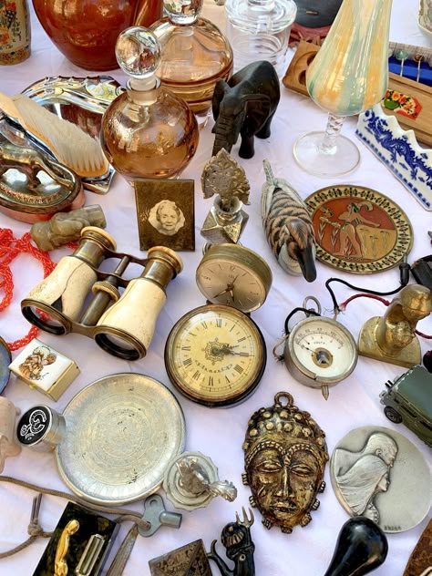 Les Puces de Vanves Flea Market in Paris Vintage Finds Thrifting, Flea Market Booth Display, Flea Market Aesthetic, Vintage Items Antiques, Vintage Store Ideas, Market Aesthetic, Paris Ideas, Flea Market Booth, Elegant Architecture