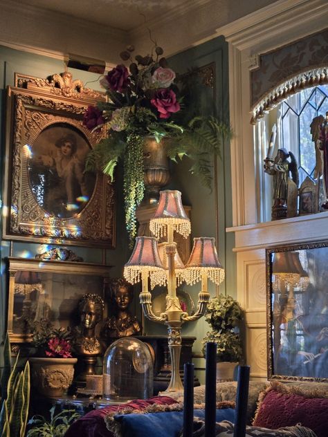 Heritage Maximalism, Victorian Apartment Decor, Victorian Maximalism, Moody Maximalism, Maximalism Interior, Maximalist Vintage, Whimsical Home, House Aesthetic, Maximalist Decor