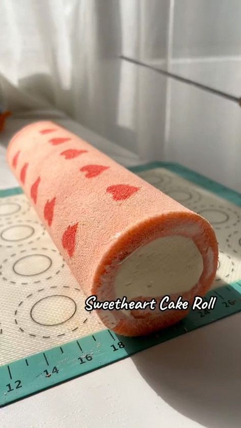 Cute Roll Cake Design, Cake Roll Recipes With Design, Deco Roll Cake Recipe, Roll Cake Design Ideas, Dojima Roll Cake, Heart Swiss Roll, Inlay Roll Cake, Easy Swiss Roll Recipe, Rolet Cake Design