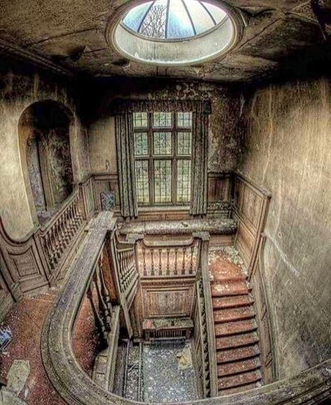 Famous Castles, Abandoned House, Abandoned Mansions, Haunted Places, Abandoned Buildings, Old Buildings, Abandoned Houses, Blade Runner, Manor House