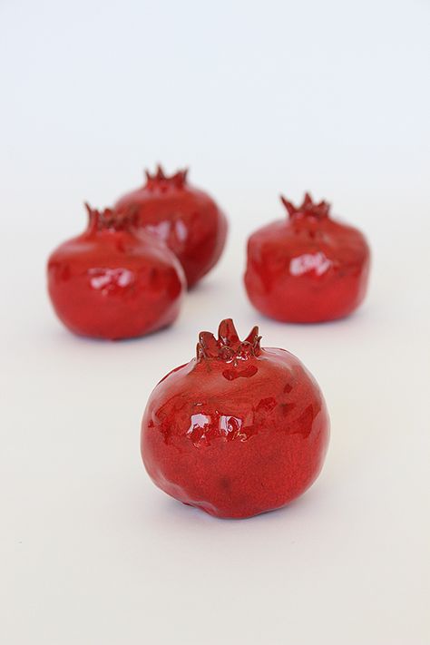 Pomegranate Clay Diy, Pomegranate Clay Art, Clay Pomegranate, Autumn Pottery, Pomegranate Ceramic, Ceramics Workshop, Ceramic Pomegranate, Raw Design, Art Garage