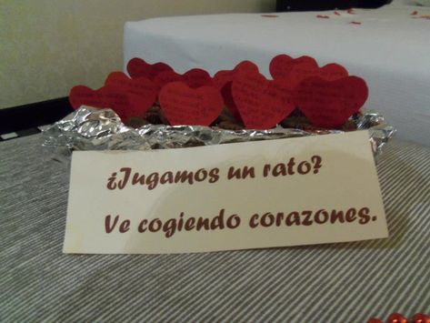 cena romántica Ideas Aniversario, Valentines Day Gifts For Him Boyfriends, Romantic Games, Surprise Boyfriend, Romantic Anniversary Gifts, Romantic Date Night Ideas, Cute Couple Gifts, Vegetarian Chili, Boyfriend Diy