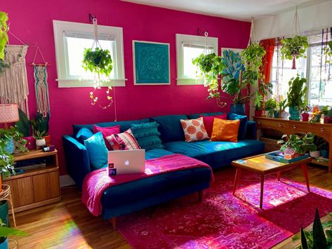 Teal And Hot Pink Bedroom, Caribbean Farmhouse, Fuschia Living Room, Magenta Living Room, Living Room Funky, Dark Blue Rooms, Lounge Room Styling, Living Room Pink, Funky Living Rooms