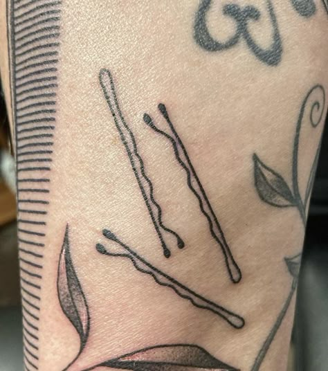 Appalachia Tattoo Ideas, High Contrast Tattoo Design, Hairpin Tattoo, Girlhood Tattoo, Oddity Tattoo, Illusion Tattoo, Abstract Tattoo Ideas, Optical Illusion Tattoos, Illusion Tattoos