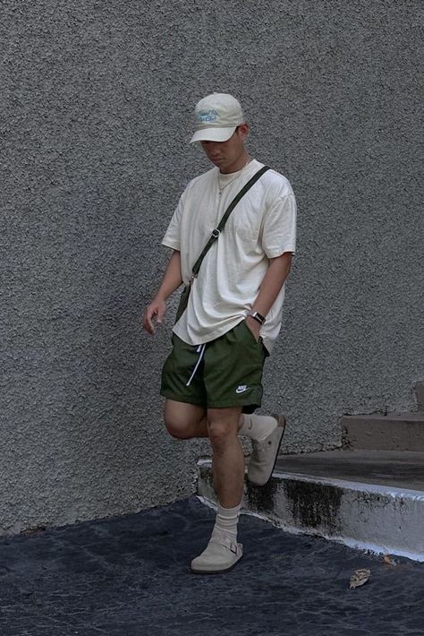 Green Shorts Outfit, Surf Style Men, Black Outfit Men, Outfit Oversize, Mens Business Casual Outfits, Outfit Upgrade, Lookbook Inspiration, Mens Shorts Outfits, Outfit Streetwear