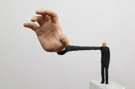 Gerardo Feldstein | iGNANT.com Gerardo Feldstein, Amazing Sculptures, Stock Photos Funny, Human Sculpture, Funny Poses, Art Appliqué, Silly Images, Sculpture Installation, Tiny Humans