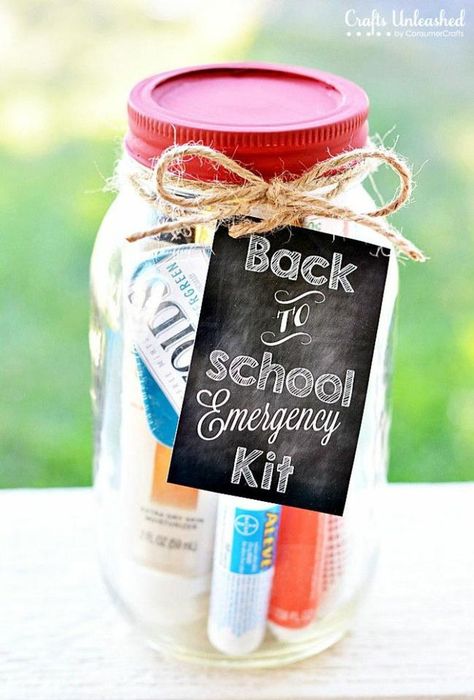 15 Must Try Meet the Teacher Ideas - Tip Junkie Mason Jar Teacher Gifts, School Emergency Kit, Easy Teacher Gifts, Survival Kit For Teachers, Teacher Survival, Free Printable Gifts, Free Printable Gift Tags, Mason Jar Gifts, School Teacher Gifts