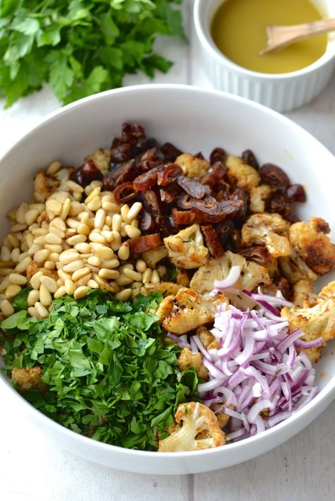 Parsley Salad, Resep Salad, Red Onion Salad, Onion Salad, Plant Based Eating, Savory Recipes, Cauliflower Recipes, Fresh Salads, Roasted Cauliflower