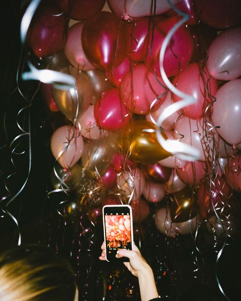 Sally Singer Hosts *Vogue*’s 125th Anniversary House Party Aesthetic Decor, Balloons Ideas, Dance Aesthetic, Birthday Vibes, Birthday Aesthetic, 18th Bday, Party Aesthetic, Glitter Party, 18th Birthday Party