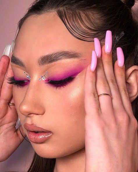 Pink shadows perfectly complement any makeup💖🎀💕Keep this pin for yourself, and you can find all the materials for creating such makeup in our profile❣️ Rave Makeup Pink, Pink Shadow Makeup, Magenta Eye Makeup, Valentines Content, Hot Pink Makeup, Spring Makeup Looks, Stunning Eye Makeup, Lash Boss, Fall Wedding Makeup