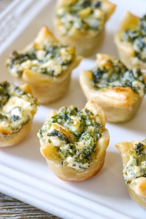 Tarts Mini Savory, Spinach Tart Puff Pastries, Feta Cheese Appetizer Recipes, Puff Pastry With Feta Cheese, Mini Quiche Recipes Puff Pastry, Pasty Puff Appetizers, Feta Appetizers For Party, Spinach Tapas, Spinach And Feta Pastry