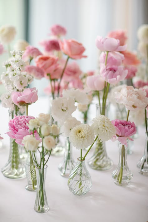 Pink flower compositions in small vases Peony Flower Table Decoration, Pink Bud Vase Centerpiece, Bud Vases With Pink Flowers, Pink Table Decorations Centerpieces, Small Round Vase Flower Arrangements, Wedding Peonies Decoration, Pink Peony Wedding Decor, Pink Garden Bridal Shower Ideas, Small Bud Vases Centerpiece