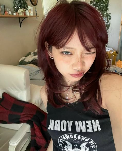 K Pop Hair Color, Cherry Red Hair Outfits, Red Dyed Hair Ideas, Cherry Cola Red Hair, Dark Cherry Red Hair, Dark Colored Hair, Hair Color Aesthetic, Red Dyed Hair, Amelia Bones