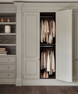 12 stylish walk-in wardrobe ideas to keep you super organised Bedroom And Dressing Room, Hotel Style Bathroom, Sliding Bathroom Doors, Tom Howley, Bedroom Built In Wardrobe, Peaceful Space, Bedroom Ambiance, Boot Room, Kitchens And Bedrooms