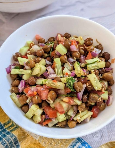 Healthy Kala Chana Salad | Black Chickpea Salad - Rachna cooks Chana Salad, Chana Recipe, Black Chickpeas, Girl Skirts, Boiled Corn, Chaat Masala, Steamed Broccoli, Chickpea Salad, Canned Chickpeas