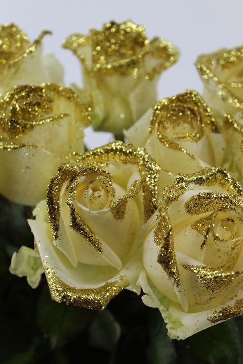 Glitter rozenVandaag besteld dan staan ze nog tot volgend jaarbloemist dutchroses highqualityroses boeket qualityroses flowers bouquet loveroses flowerstagram rose flowerboutique rosebouquet roseflower glitter rozennl glitterroses roos rozen roses Golden Flower Bouquet, Golden Wedding Bouquet, Glitter Flower Bouquet, Glitter Roses Bouquet, Golden Hour Party, Wakanda Wedding, Golden Bday, Gold Rose Flower, Prom Bouquet