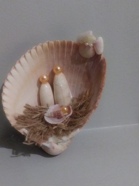 Manger Scene Ornament, Handmade Nativity, Nativity Manger, Seashell Christmas Ornaments, Sea Things, Seashell Christmas, Seashell Projects, Sea Shell Art, Shell Ideas