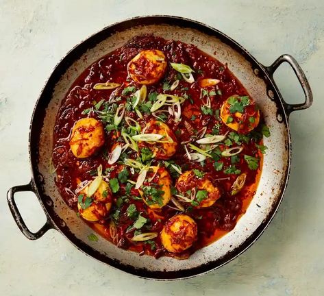 The fry-up 2.0: Yotam Ottolenghi’s fried boiled eggs in chilli sauce. Fried Boiled Eggs, Dough Flowers, Weekend Breakfast Recipes, Baked Beans On Toast, Yotam Ottolenghi Recipes, Chorizo And Eggs, Ottolenghi Recipes, Simple Green Salad, Perfect Brunch