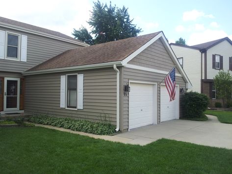 Alside Prodigy Insulated Siding Tuscan Clay, Pelican Bay One Tradition Straight Shake & Anique Parchment gutters in Roselle - Opal Enterprises Inc Clay Pelican, Clay Vinyl Siding, Vinyl Siding House, Siding House, Vinyl Soffit, Insulated Siding, Exterior House Renovation, Pelican Bay, Siding Options