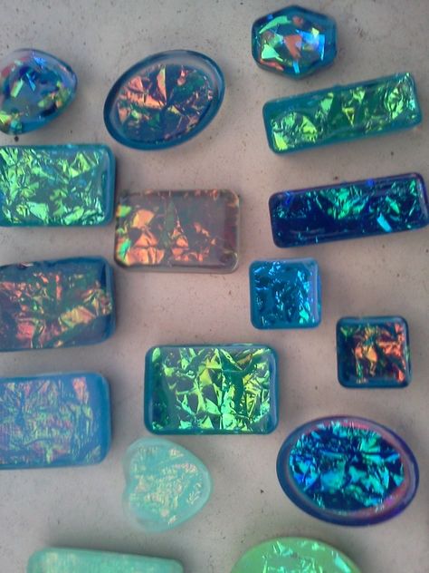 Faux Dichroic Resin Pendants | HippieFreak Beads! Opal Resin, Diy Resin Keychain, Resin Jewelry Molds, Resin Pendants, Diy Resin Projects, Resin Jewelry Diy, Resin Bangles, Silicone Resin Molds, Resin Keychain