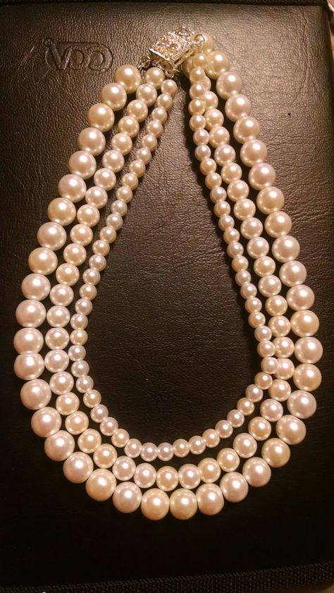 3 Strand Pearl Necklace, Three Pearl Necklace, Vintage Country Style, Multi Strand Pearl Necklace, Antique Jewelry Indian, Pearl Design, Jewelry Indian, Vintage Country, Living Life