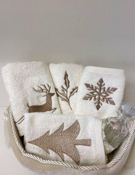 Christmas Embroidery Ideas, Embroidery Christmas Gifts, Embroidering Machine, Towel Embroidery Designs, Bernina Embroidery, Cushion Embroidery, Monogram Towels, Embroidery Design Sets, Towel Embroidery