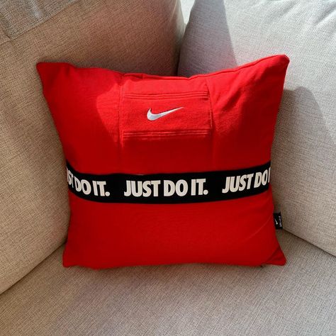 • Swoosh Studio • on Instagram: “// • Nike T-shirt and Just Do It Waistband Pillow • #swooshstudio #nike #shirt #pillow #upcycling #sewing #diy #nikeshirt #waistband…” Nike Pillow, Nike Decor, Alex Desk, Boy Sports Bedroom, Cool Bedrooms For Boys, Diy Yard Games, Hypebeast Room, Cool Nikes, Sport Bedroom