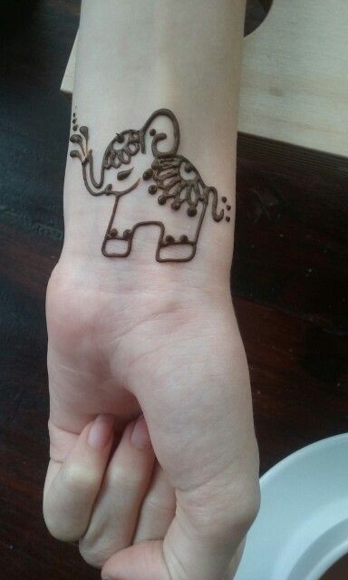 Elephant henna tattoo this is really cute Henna Kids, Henna Animals, Elephant Henna, Bracelet Tatoo, Hanna Tattoo, Thigh Henna, Henna Elephant, Cute Henna Tattoos, Jagua Henna