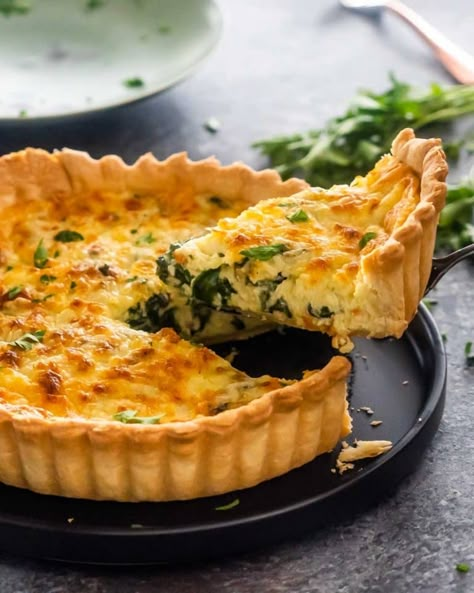 Quiche Florentine, Vegetarian Quiche Recipes, Leek Quiche, Vegetarian Quiche, Quiche Lorraine Recipe, Savoury Tarts, Breakfast Quiche Recipes, Quiche Recipes Easy, Spinach Quiche