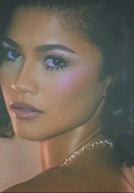 90s Hollywood Glam, Old Hollywood Glam Aesthetic, Old Hollywood Prom Hair, Old Hollywood Glam Makeup Black Women, Zendaya Aesthetic Euphoria, 90s Hollywood Aesthetic, Old Hollywood Aesthetic Fashion, Old Hollywood Glamour Makeup, Old Hollywood Glam Makeup