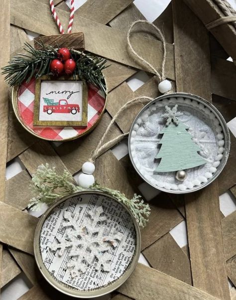 Mason Jar Lid Ornaments, Jar Lid Ornaments, Lid Ornaments, Mason Jar Lids Crafts, Jar Lid Crafts, Mason Jar Lids Ornaments, Mason Jar Lid, Ideas Navideñas, Diy Christmas Ornaments Easy