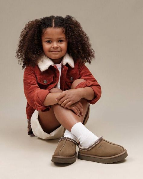 Kids Uggs Outfits, Uggs For Kids, Girl Uggs, Ugg Tazz, Kids Ugg Boots, Ugg Store, Ugg Kids, Mini Baileys, Ugg Bailey Button