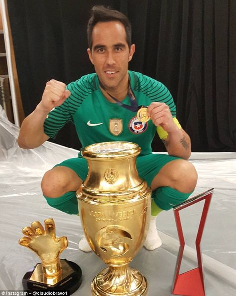 Chile captain and Bravo also bagged the Golden Glove award given to the tournament's best goalkeeper Ronaldo With World Cup Trophy, Argentina World Cup Champion, Copa Del Rey Trophy, Copa America Champions, Claudio Bravo, Champions Trophy 2013, Barcelona Team, Fc Bayern Munich, Instagram Snap