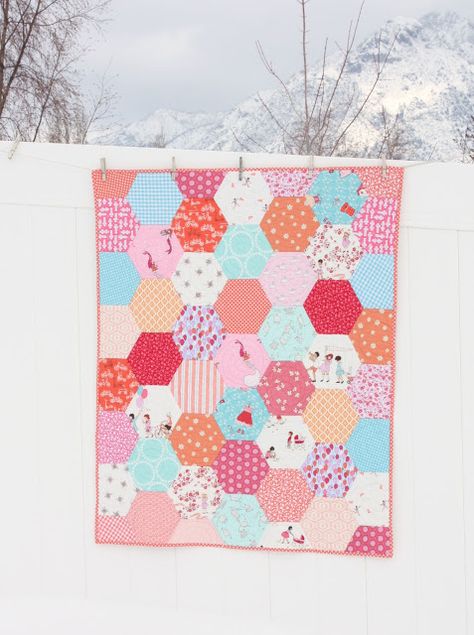 Diary of a Quilter - a quilt blog: Hexagon Baby Quilt with Sarah Jane fabrics Baby Quilts Easy, Baby Quilt Patterns Easy, Baby Quilt Size, Hexagon Quilt Pattern, Diary Of A Quilter, Baby Quilt Tutorials, Amish Quilts, Baby Quilt Patterns, Pretty Quilt