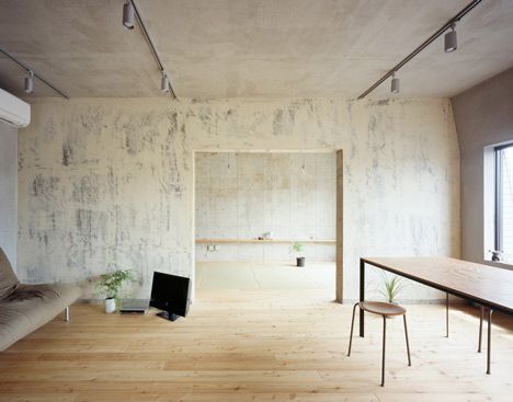 Setagaya Flat by Naruse Inokuma Architects Wabi Sabi Kitchen, Tokyo Apartment, Plywood Table, Plywood Interior, Minimalist Apartment, Photoshop Design, Wooden Table, Apartment Design, Interior Design Tips