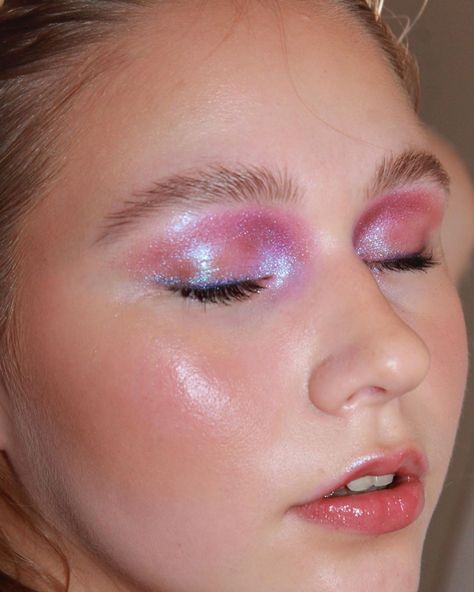 Pink Shimmer Eyeshadow, Iridescent Makeup, Makeup Editorial, Maquillage On Fleek, Sparkly Eyeshadow, Sparkly Makeup, Pink Eye Makeup, Ethereal Makeup, Fairy Makeup